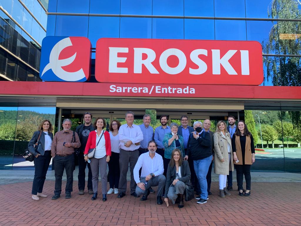 Imatge de la visita a la central logística del Grup Eroski a Elorrio